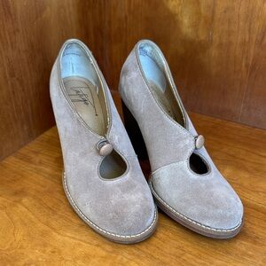 Retro suede Latino pumps